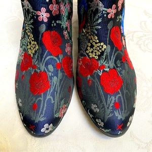 Beautiful New Unisa Floral Brocade Boots Size 8